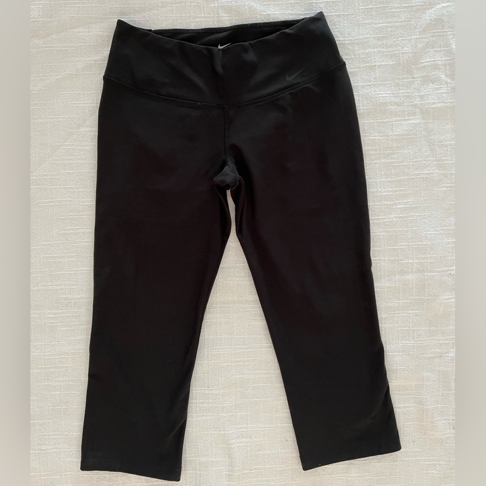❣️2/$25❣️ NIKE DRI-FIT NSW women’s black CAPRI leggings with gray check | SMALL